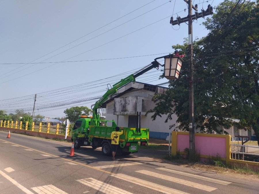 กองช่าง (งานไฟฟ้า) ดำเนินการซ่อมแซมระบบไฟฟ้าภายนอกอาคาร (สายเมนเข้าบ้าน) บ้านนาดู่ หมู่ที่ 6  ตำบลนาดี อำเภอนาเยีย จังหวัดอุบลราชธานี เพื่อให้ใช้งานได้ปกติ