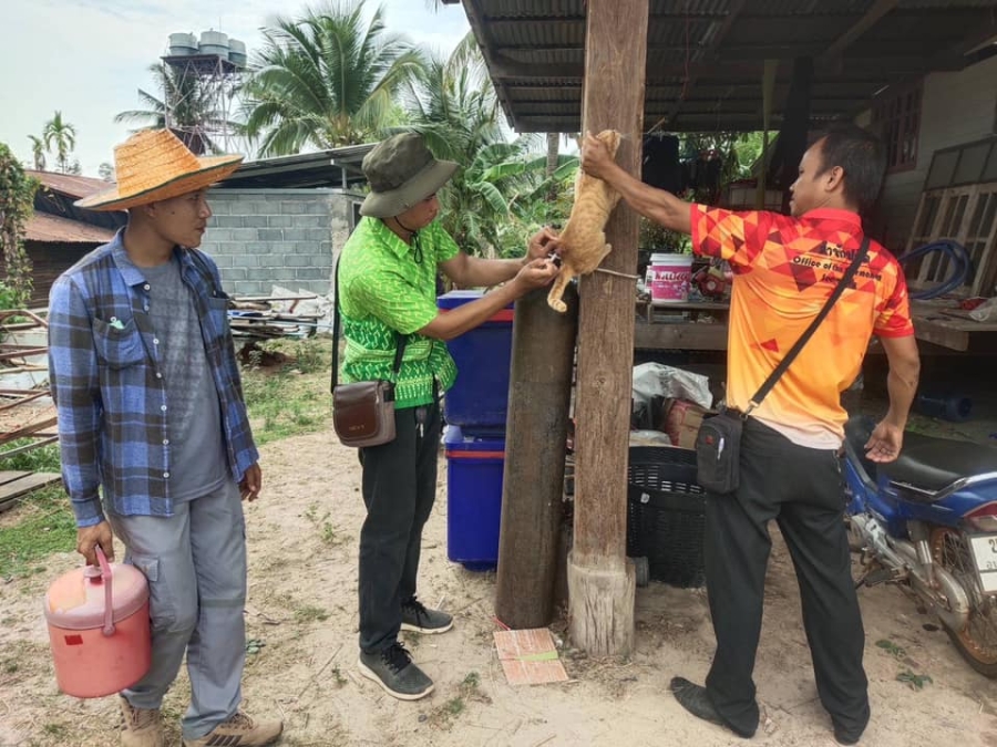 งานสาธารณสุข สำนักปลัด อบต.นาดี  ร่วมกับผู้นำชุมชน ลงพื้นที่ฉีดวัคซีนป้องกันโรคพิษสุนัขบ้า ในพื้นที่บ้านนาดู่ หมู่ที่ 10 ตำบลนาดี อำเภอนาเยีย จังหวัดอุบลราชธานี