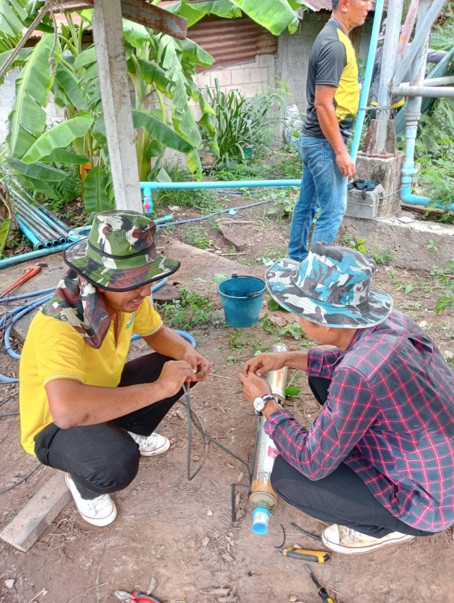 กองช่าง (งานประปา) ดำเนินการตรวจสอบซ่อมแซมปั้มน้ำประปาและซ่อมแซมฝาปิดปากถังเก็บน้ำประปา บริเวณบ้านขี้เหล็ก หมู่ที่ 7 ตำบลนาดี อำเภอนาเยีย จังหวัดอุบลราชธานี เพื่อให้ใช้งานได้ปกติ