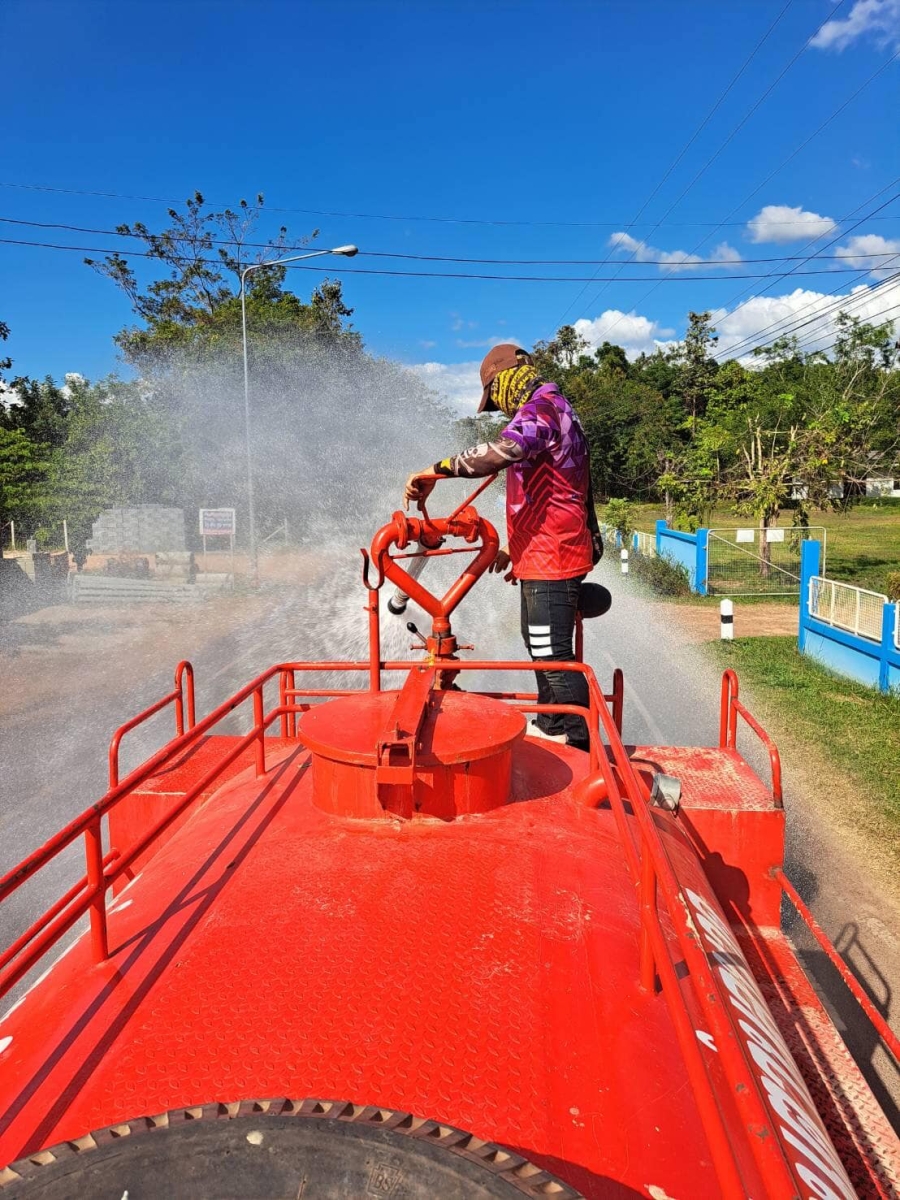 งานป้องกันและบรรเทาสาธารณภัย ทำการฉีดพ่นน้ำเพื่อลดฝุ่นละอองบริเวณถนนในพื้นที่ตำบลนาดี อำเภอนาเยีย จังหวัดอุบลราชธานี