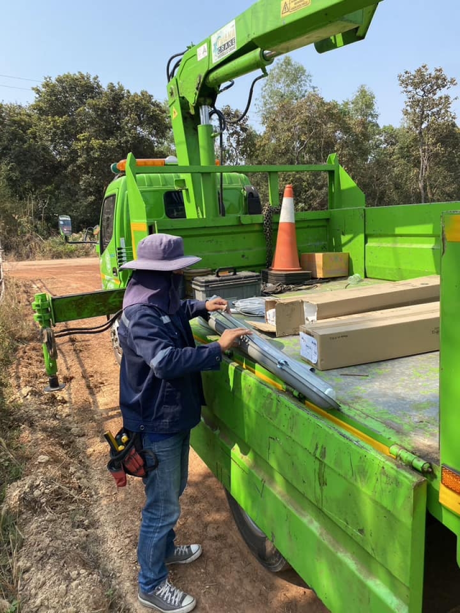 กองช่าง(งานไฟฟ้า) ดำเนินการซ่อมแซมไฟฟ้าสาธารณะ จำนวน 4 จุด และติดตั้งโคมไฟฟ้าสาธารณะเพิ่ม จำนวน 2 จุด บริเวณบ้านม่วงน้อย หมู่ที่ 2 ตำบลนาดี อำเภอนาเยีย จังหวัดอุบลราชธานี เพื่อให้ใช้งานได้ปกติ